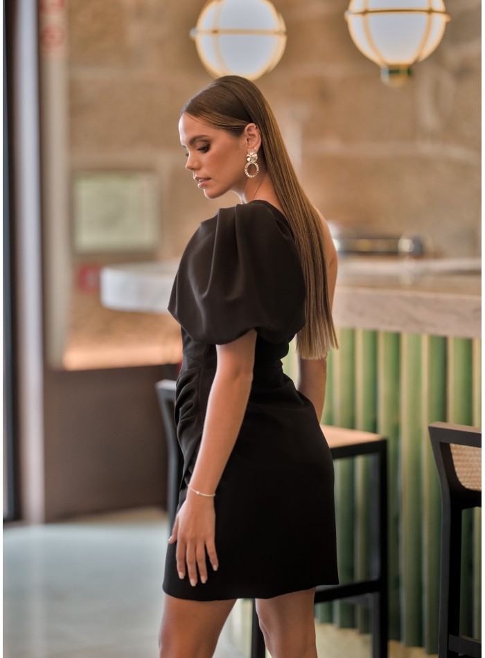 Vestido corto negro con manga abullonada