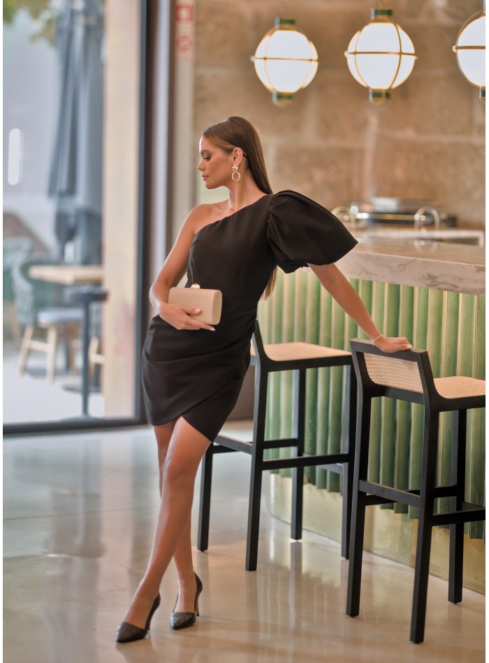 Vestido corto negro con manga abullonada