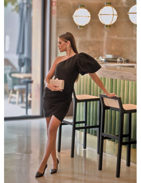 Vestido corto negro con manga abullonada