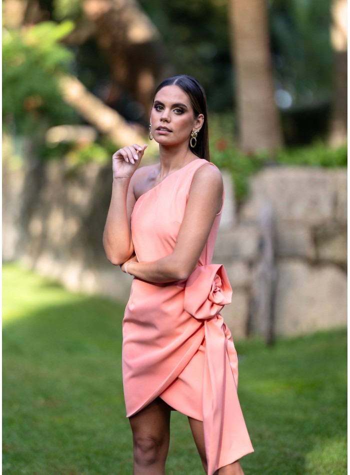 Vestido corto salmón con flor