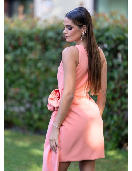 Vestido corto salmón con flor