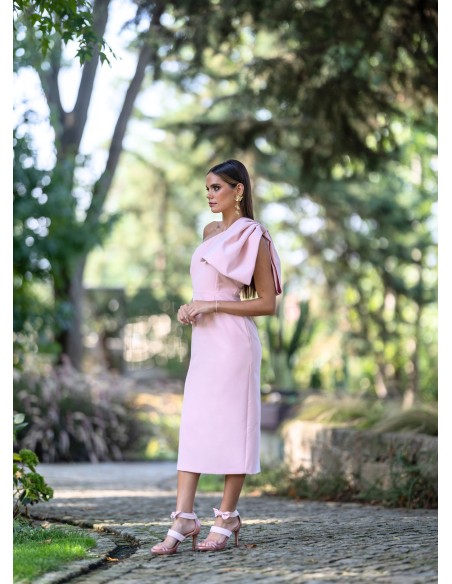 Vestido midi rosa con lazo en la manga