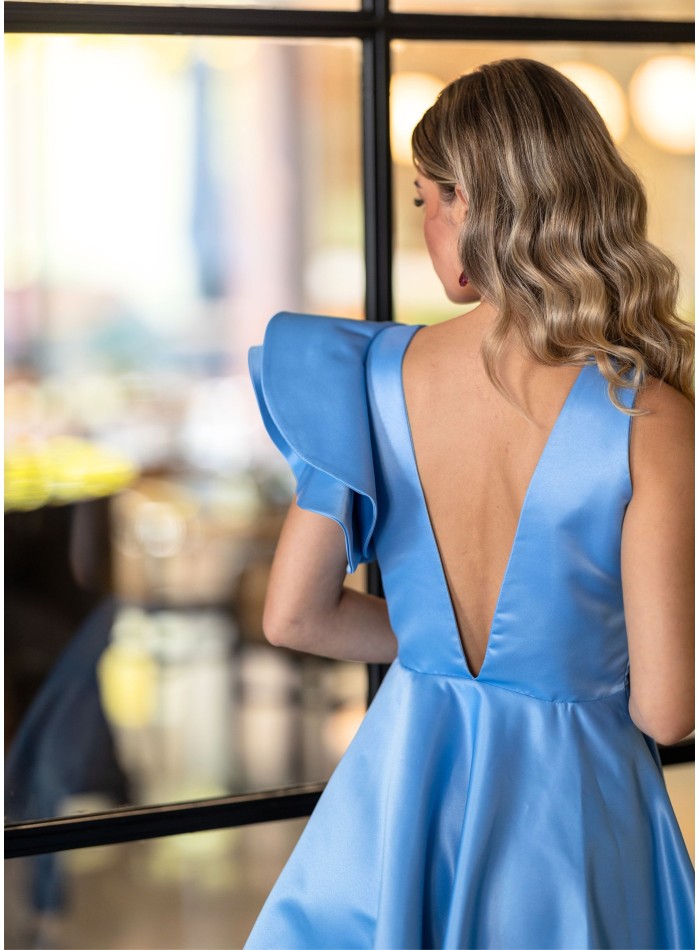 Vestido de invitada corto con volantes en una manga