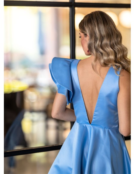 Robe d'invité courte avec des volants sur une manche