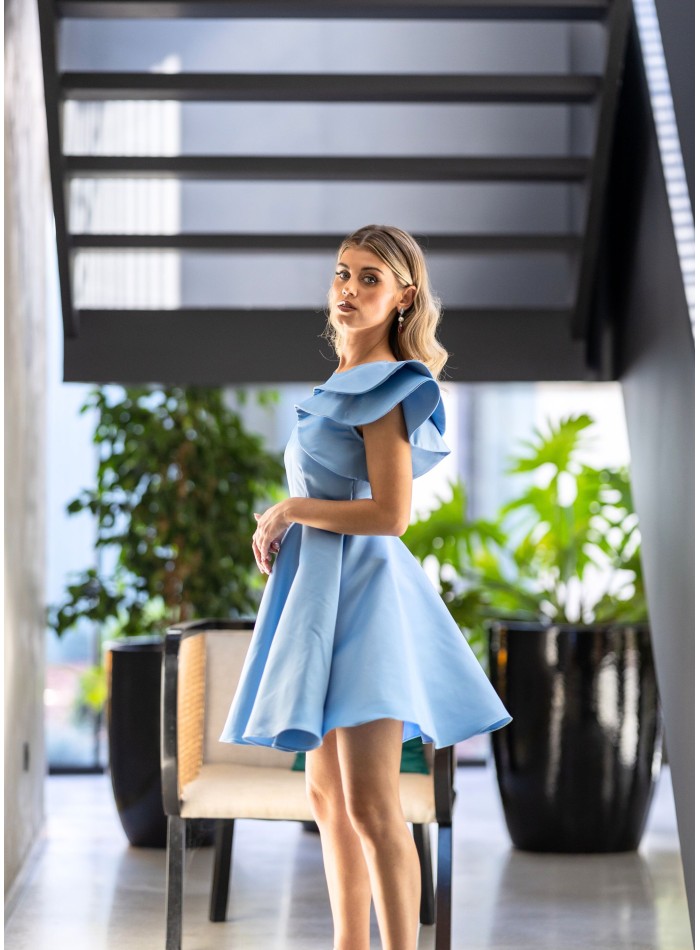 Robe d'invité courte avec des volants sur une...