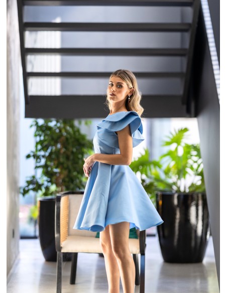Robe d'invité courte avec des volants sur une manche