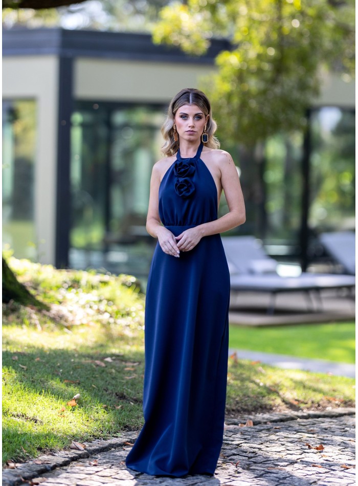 Vestido largo de invitada con escote halter y detalles de flores azul marino