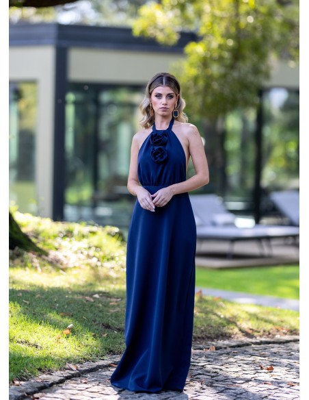 Vestido largo de invitada con escote halter y detalles de flores