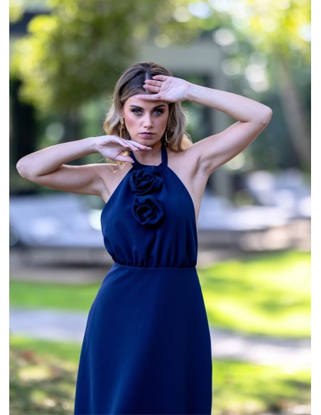 Vestido largo de invitada con escote halter y detalles de flores