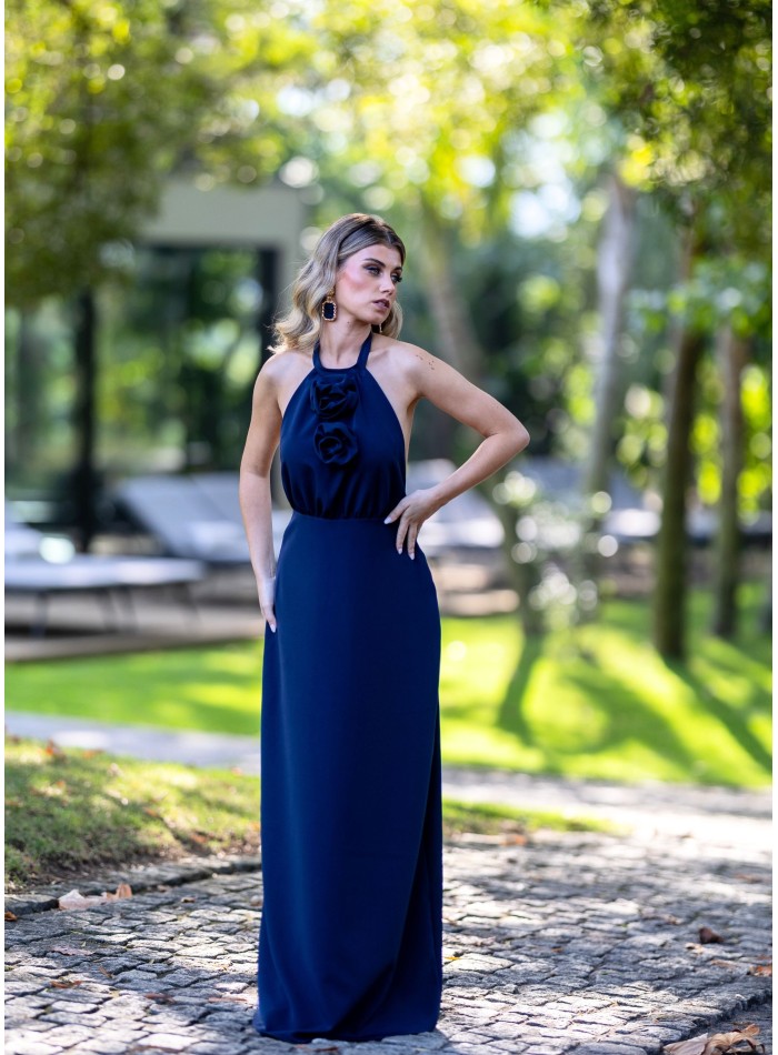 Vestido largo de invitada con escote halter y...