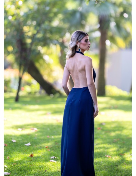 Vestido largo de invitada con escote halter y detalles de flores