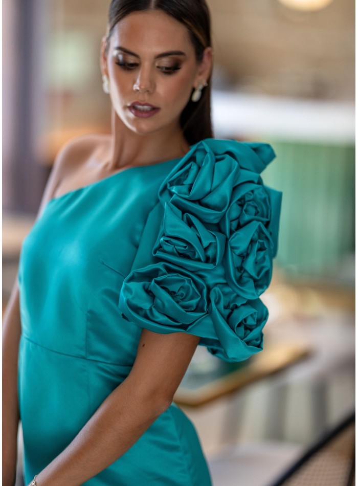 Robe d'invité midi asymétrique avec fleurs