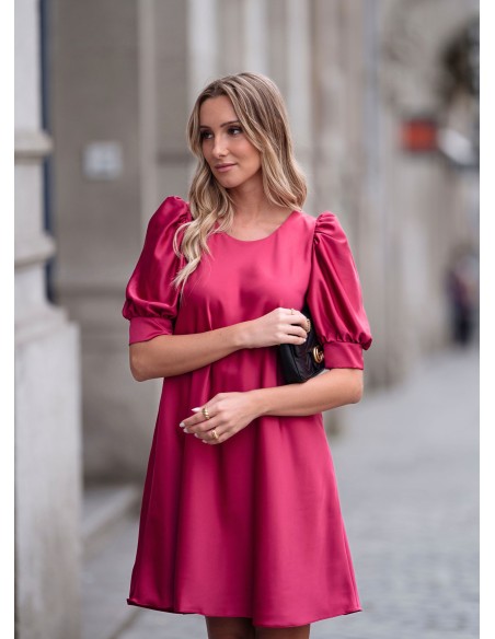 Vestido corto cereza con mangas fruncidas