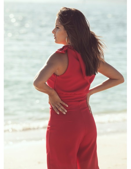 Combinaison rouge asymétrique avec laçage sur l'épaule