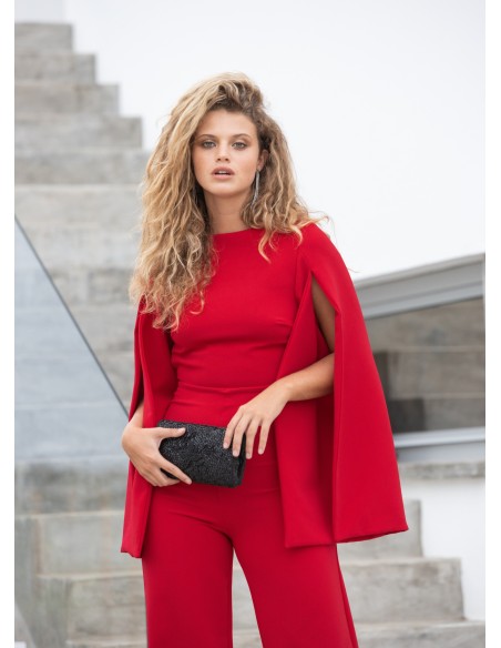 Mono rojo con manga capa y espalda descubierta para ocasiones especiales