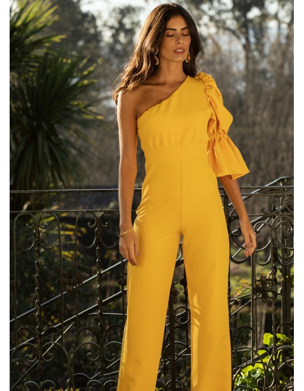 Mono largo amarillo escote asimétrico y manga abullonada 2
