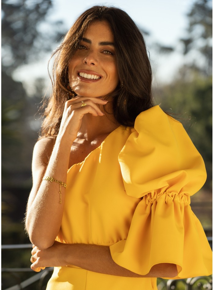 Combinaison longue jaune à encolure asymétrique...