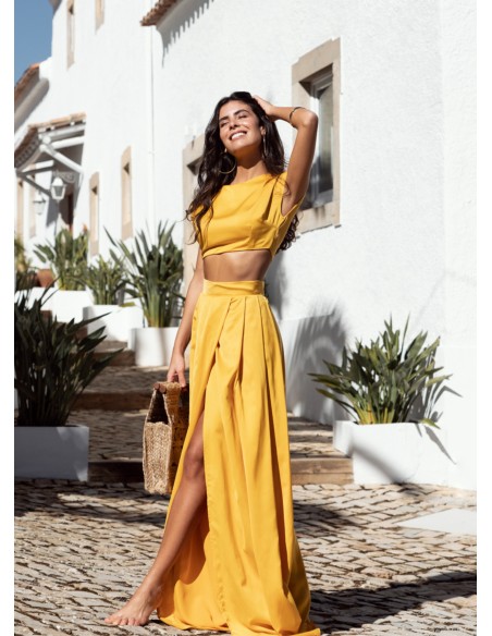 Crop top amarillo con escote redondo para eventos