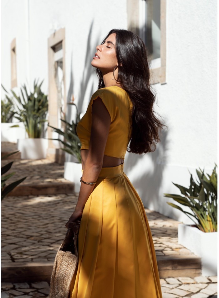 Crop top amarillo con escote redondo para ocasiones especiales