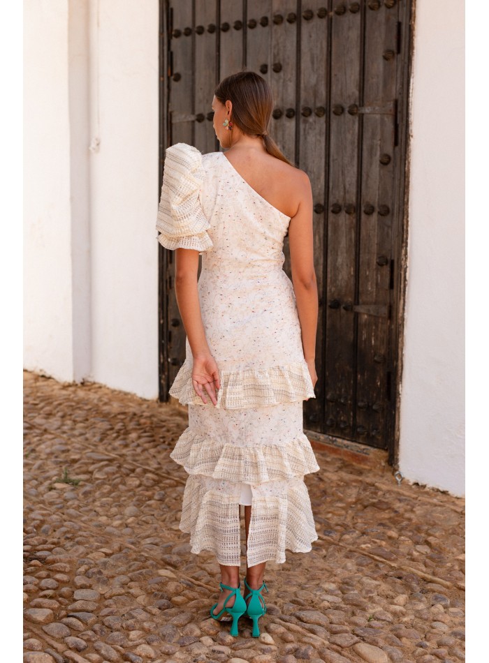 Vestido de invitada asimetrico blanco con volantes