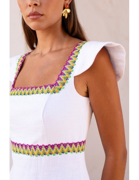 Vestido de invitada en lino blanco con escote cuadrado y falda volantes