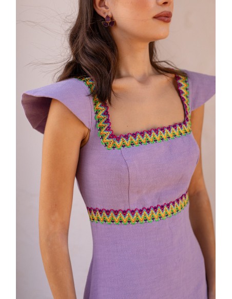 Vestido para invitada con falda de volantes y escote cuadrado