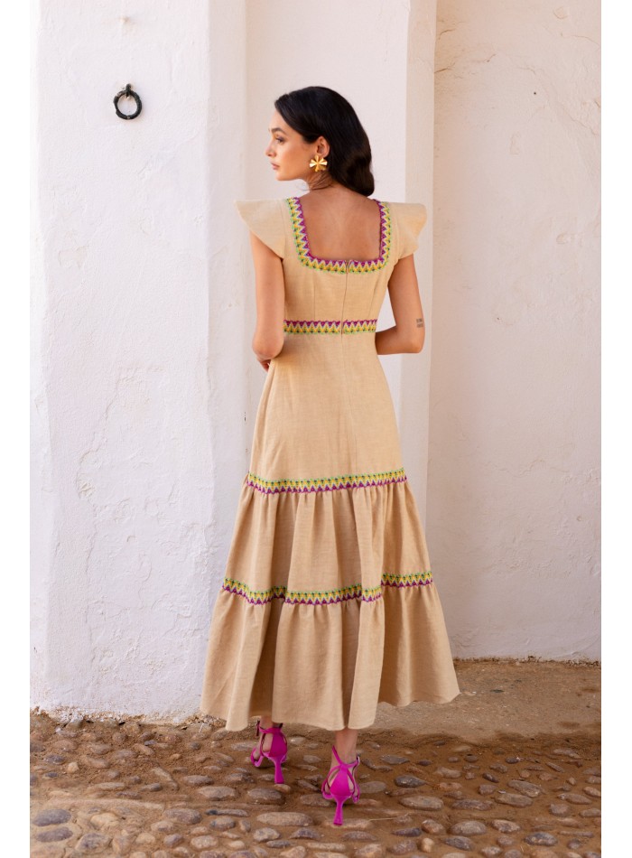 Vestido de invitada largo de lino con volantes y cuello cuadrado camel