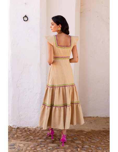 Vestido de invitada largo de lino con volantes y cuello cuadrado camel