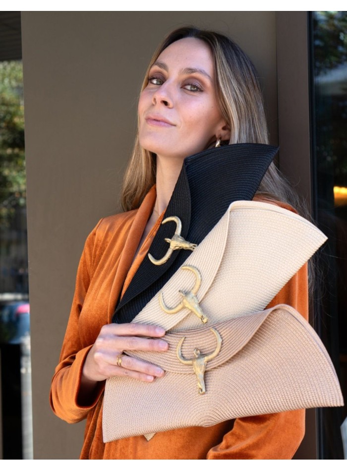 Raffia bag with buffalo clasp in bronze