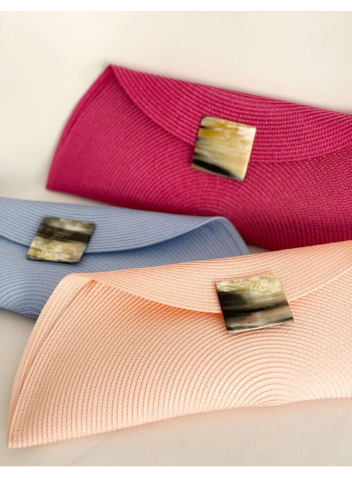 Sac en raphia avec fermeture carrée en corne...