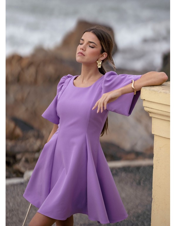 Vestido corto lila con escote redondo para invitadas 2