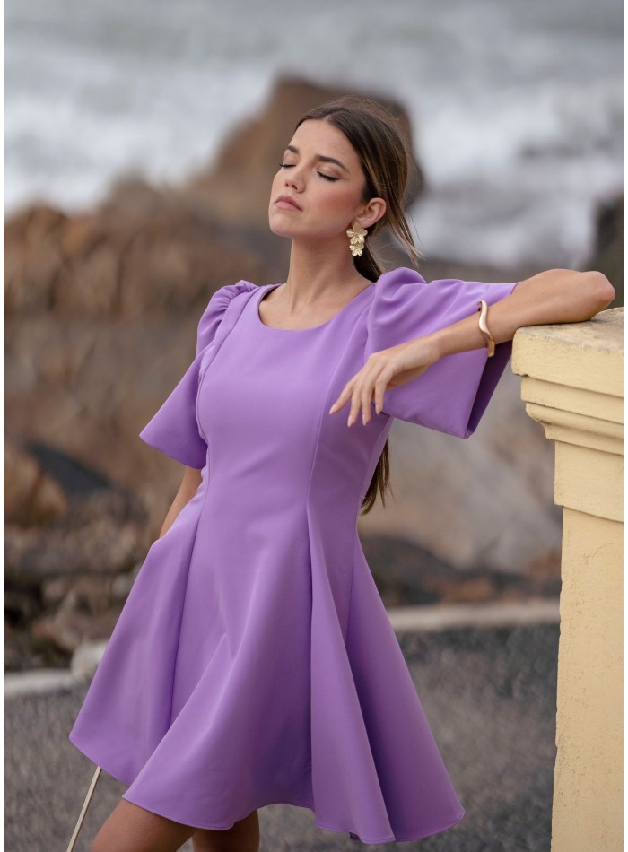 Robe courte à encolure ronde de couleur lilas