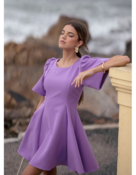 Robe courte à encolure ronde de couleur lilas