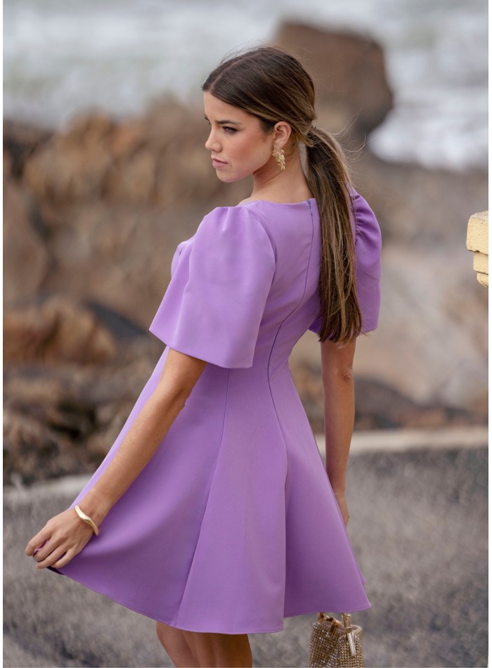 Robe courte à encolure ronde de couleur lilas
