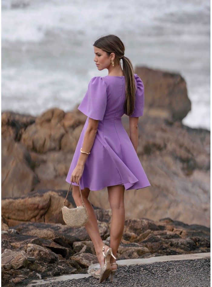 Robe courte à encolure ronde de couleur lilas