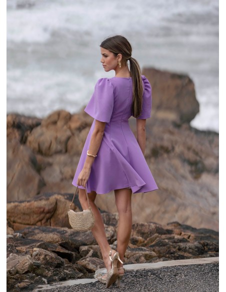 Vestido corto lila con escote redondo para graduaciones