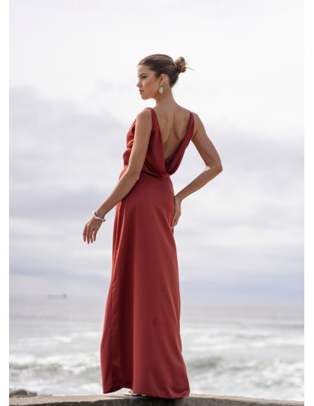 Longue robe de soirée en terre cuite avec encolure drapée