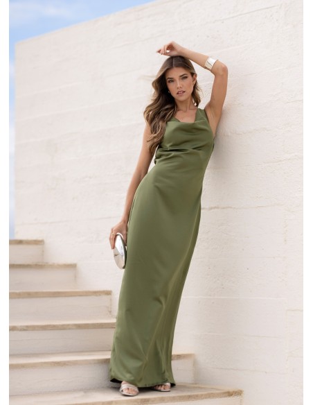 Vestido largo verde seco con escote drapeado para invitada boda