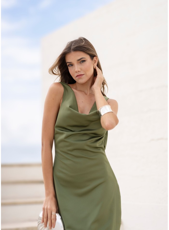 Robe longue vert sec avec encolure drapée