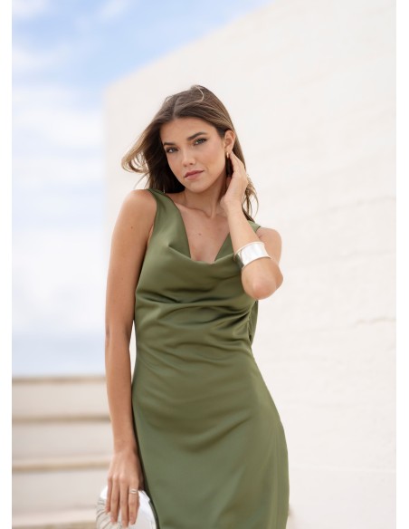 Robe longue vert sec avec encolure drapée