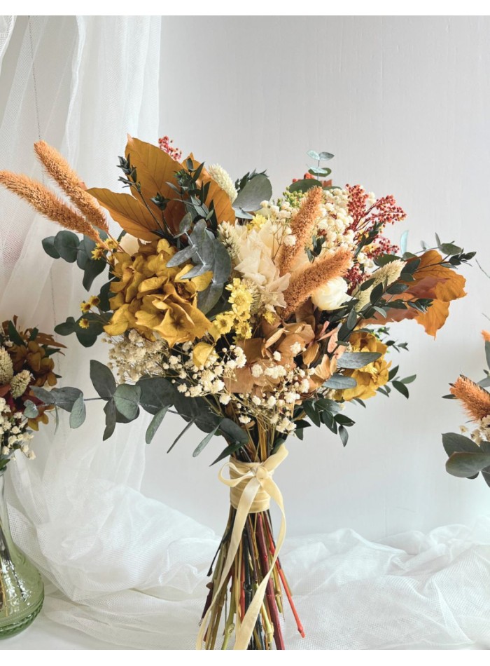 Bouquet de mariée automnal avec des fleurs...