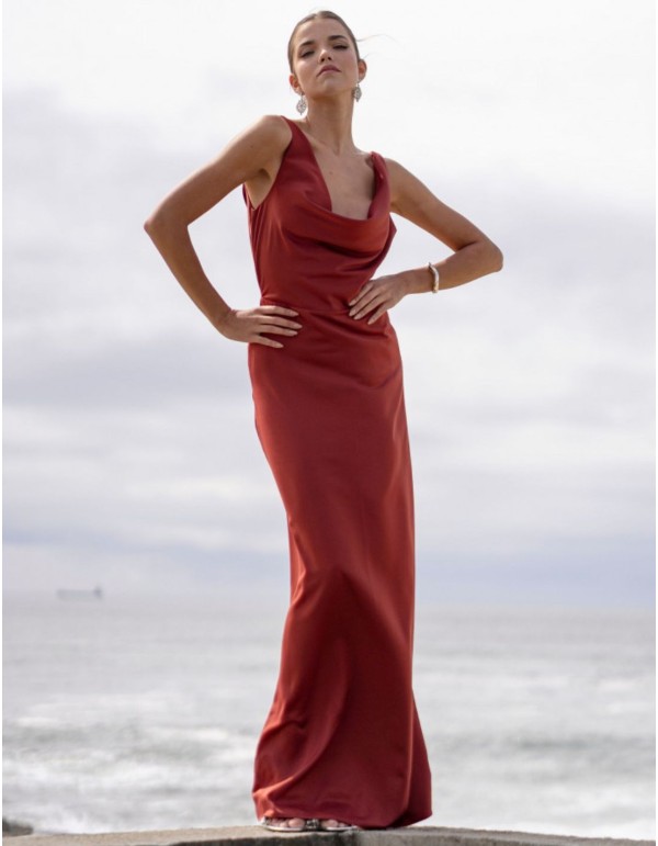 Vestido largo de fiesta terracota con escote drapeado