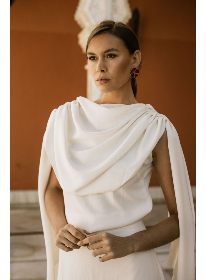 Blouse de fête drapée avec manches cape