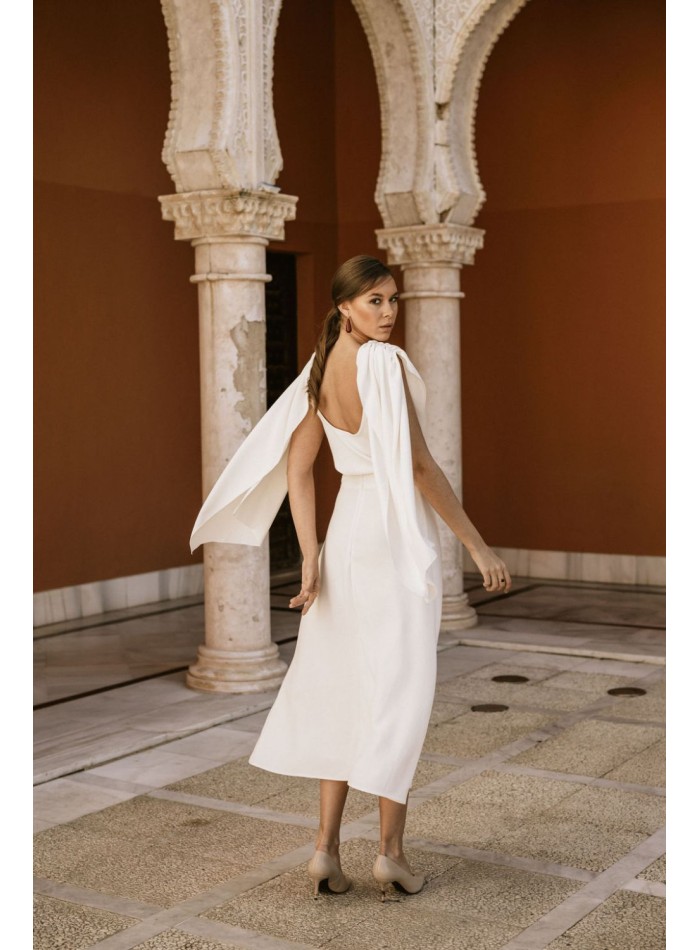 Blouse de fête drapée avec manches cape