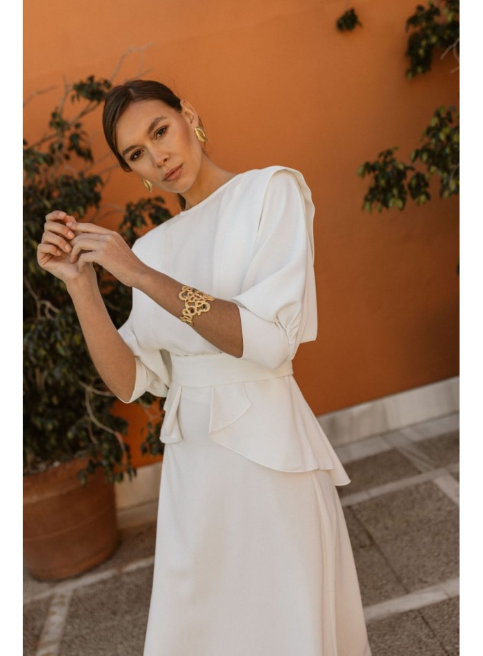 Blusa blanca de manga francesa con cinturón peplum para novias
