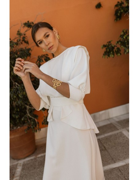 Blusa blanca de manga francesa con cinturón peplum para novias