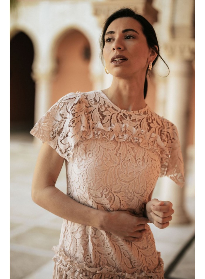 Robe midi en dentelle rose perle avec volants