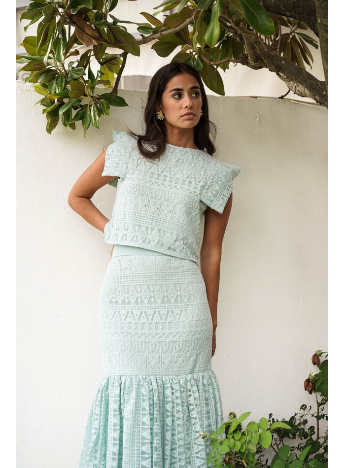 Top corto verde agua de macramé con manga corta pico para eventos