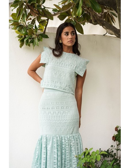 Top corto verde agua de macramé con manga corta pico para eventos