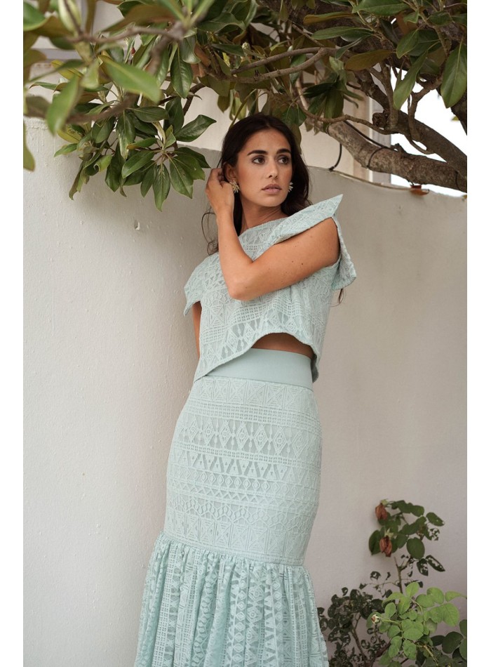 Top corto verde agua de macramé con manga corta pico para bodas